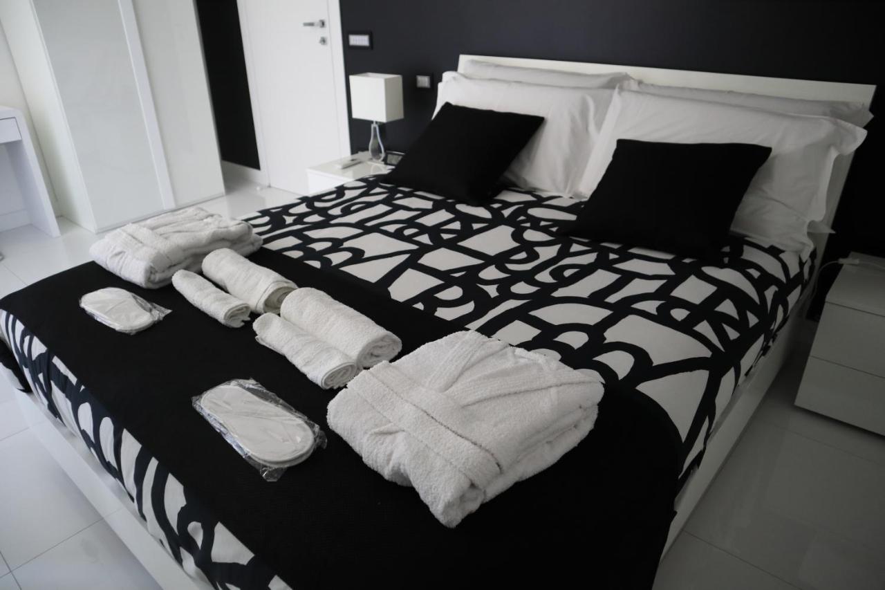 Rettifilo 201 Exclusive Rooms Napoli Bagian luar foto