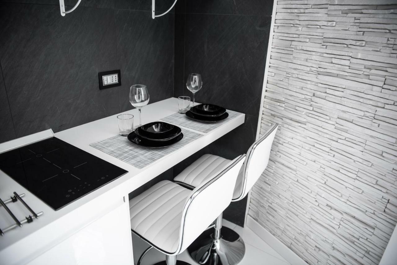 Rettifilo 201 Exclusive Rooms Napoli Bagian luar foto
